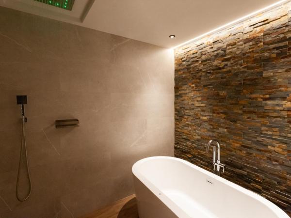 Welldone Sierpes Boutique : photo 8 de la chambre suite lit king-size avec baignoire spa