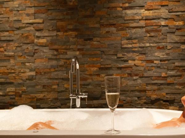 Welldone Sierpes Boutique : photo 4 de la chambre suite lit king-size avec baignoire spa