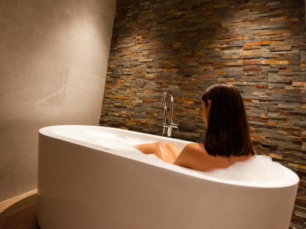 Welldone Sierpes Boutique : photo 5 de la chambre suite lit king-size avec baignoire spa