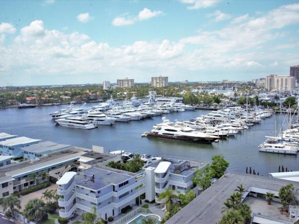 B Ocean Resort Fort Lauderdale Beach : photo 5 de la chambre hébergement lit king-size chic - vue sur intracoastal waterway