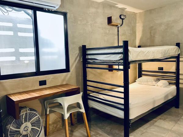 Moloch Hostel & Suites : photo 2 de la chambre dortoir mixte de 8 lits 