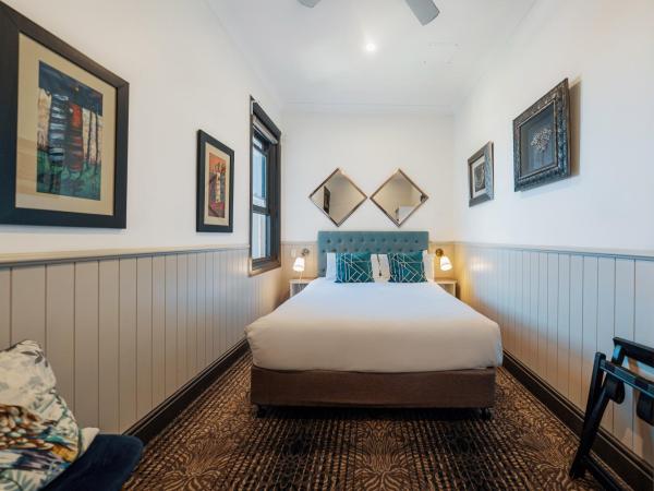 Cremorne Point Manor : photo 2 de la chambre chambre familiale avec salle de bains privative