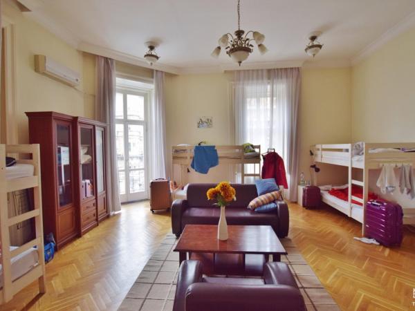 Friends Hostel & Apartments : photo 1 de la chambre chambre familiale avec balcon