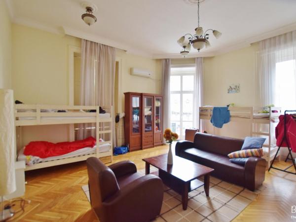 Friends Hostel & Apartments : photo 2 de la chambre chambre familiale avec balcon