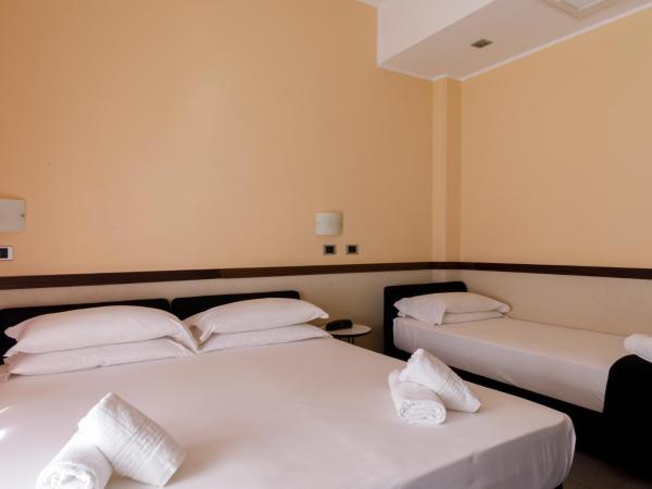 Hotel Derby : photo 2 de la chambre chambre triple avec balcon