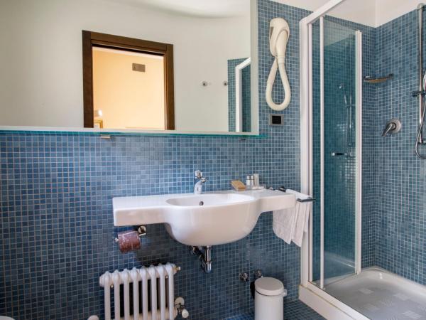 Hotel Derby : photo 8 de la chambre chambre triple avec balcon