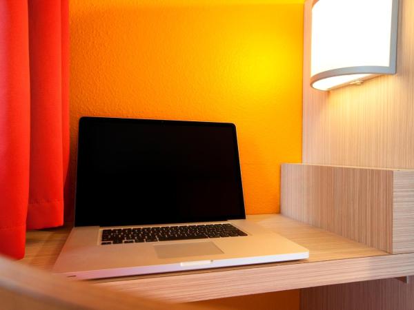 Premiere Classe Reims Sud - Bezannes : photo 4 de la chambre chambre triple (1 lit double et 1 lit simple)