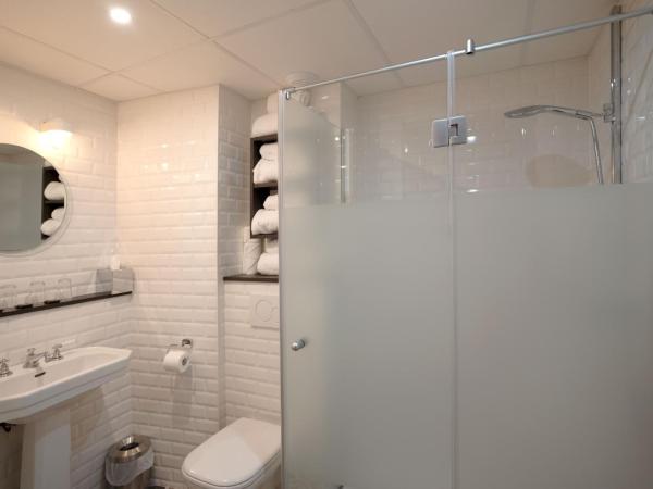 Hotel Litteraire Marcel Ayme, BW Premier Collection : photo 7 de la chambre appartement lit king-size avec cuisine