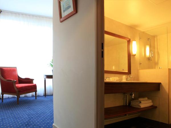 Amiral Hôtel : photo 4 de la chambre suite avec lit king-size et balcon
