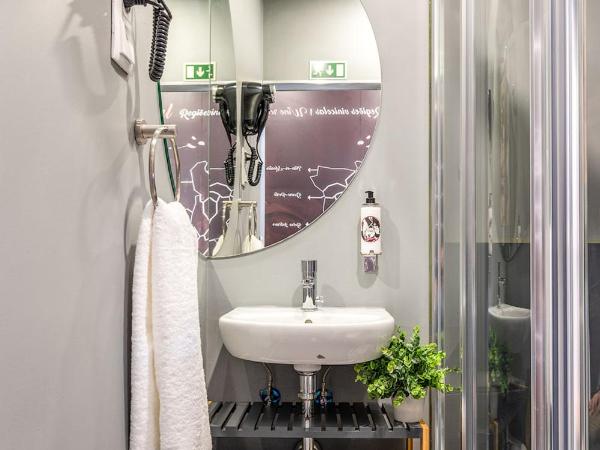 Lisbon Wine House - Rooms & Suites : photo 7 de la chambre chambre lits jumeaux avec salle de bains privative séparée