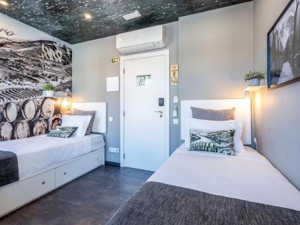 Lisbon Wine House - Rooms & Suites : photo 4 de la chambre chambre lits jumeaux avec salle de bains privative séparée