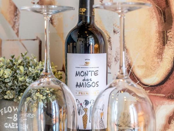 Lisbon Wine House - Rooms & Suites : photo 6 de la chambre chambre privée avec lits superposés et salle de bains privative à l’extérieur