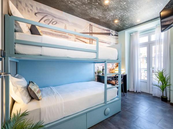 Lisbon Wine House - Rooms & Suites : photo 2 de la chambre chambre privée avec lits superposés et salle de bains privative à l’extérieur