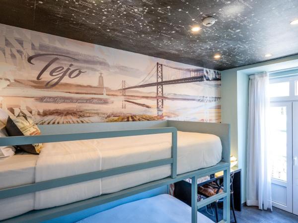 Lisbon Wine House - Rooms & Suites : photo 1 de la chambre chambre privée avec lits superposés et salle de bains privative à l’extérieur