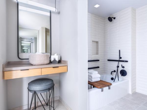 The Shay, a Destination by Hyatt : photo 6 de la chambre chambre lit king-size avec baignoire accessible aux personnes à mobilité réduite