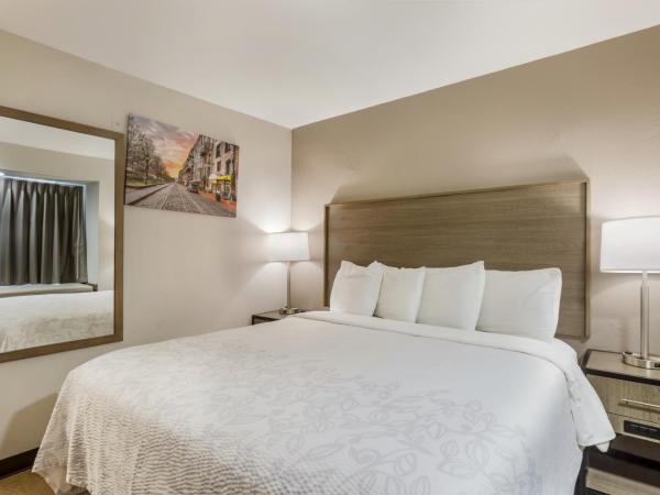 Red Roof Inn PLUS+ & Suites Savannah - I-95 : photo 3 de la chambre chambre lit king-size deluxe - non-fumeurs