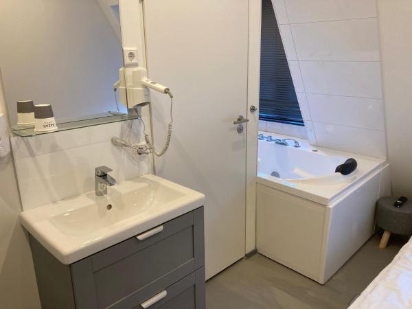 Hotel-Chao NL 24 hours open : photo 9 de la chambre chambre double avec baignoire spa