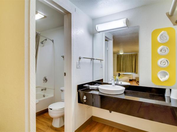 Rodeway Inn : photo 1 de la chambre chambre lit queen-size - non-fumeurs