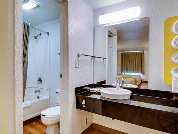 Rodeway Inn : photo 3 de la chambre chambre double avec 2 lits doubles - non-fumeurs