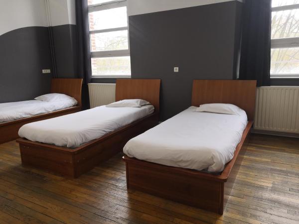 Auberge de Jeunesse HI Amiens : photo 3 de la chambre lit simple dans dortoir féminin de 3 lits