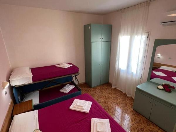 Hotel Villa Cristina : photo 3 de la chambre chambre quadruple standard avec balcon

