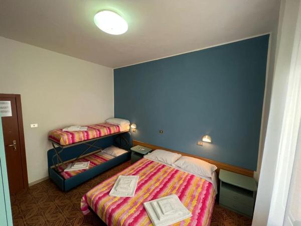 Hotel Villa Cristina : photo 3 de la chambre chambre quadruple standard avec balcon

