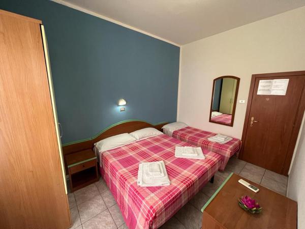 Hotel Villa Cristina : photo 2 de la chambre chambre triple standard avec balcon
