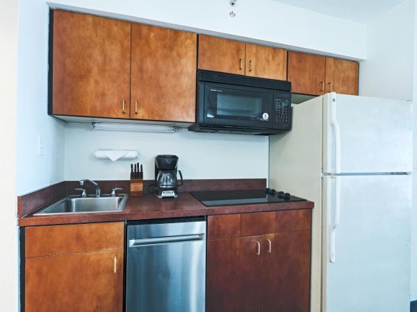 Ocean Sands Resort, Oceanfront, Virginia Beach by Vacatia : photo 8 de la chambre suite avec balcon