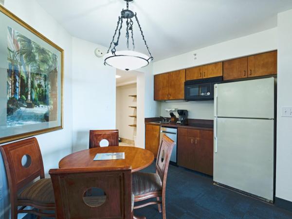 Ocean Sands Resort, Oceanfront, Virginia Beach by Vacatia : photo 6 de la chambre suite avec balcon