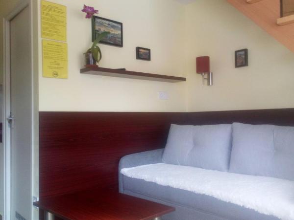 Borostyán Vendégház Eger : photo 7 de la chambre chambre triple avec salle de bains privative