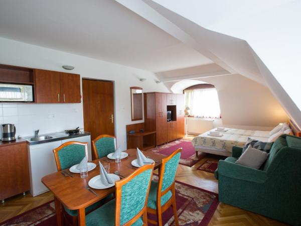 HELIOS Hotel Apartments : photo 5 de la chambre studio avec lit d'appoint