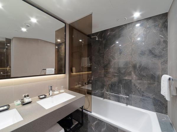 Holiday Inn Helsinki - Expo, an IHG Hotel : photo 6 de la chambre suite lit king-size – non-fumeurs