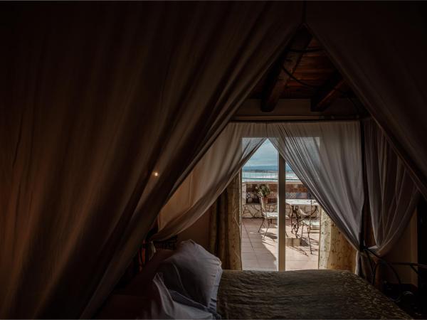 Palazzo Giunta - Porta Marina Ortigia : photo 2 de la chambre suite romantique avec terrasse - vue sur mer