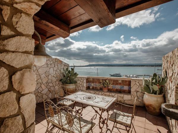 Palazzo Giunta - Porta Marina Ortigia : photo 4 de la chambre suite romantique avec terrasse - vue sur mer