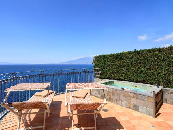 Grand Hotel Ambasciatori : photo 2 de la chambre suite signature avec bain à remous et vue sur mer