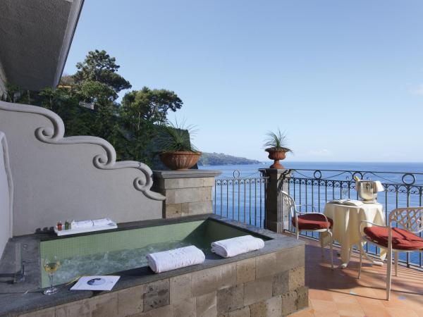 Grand Hotel Ambasciatori : photo 4 de la chambre suite signature avec bain à remous et vue sur mer