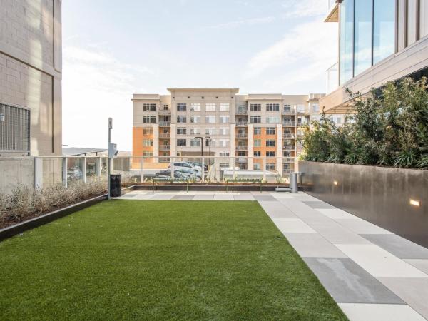 Upscale Rainey St Condo Homes - Peloton, gym, rooftop pool, wifi included : photo 1 de la chambre appartement avec balcon