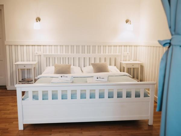 Vila Na Landeku : photo 1 de la chambre chambre lit king-size - vue sur jardin