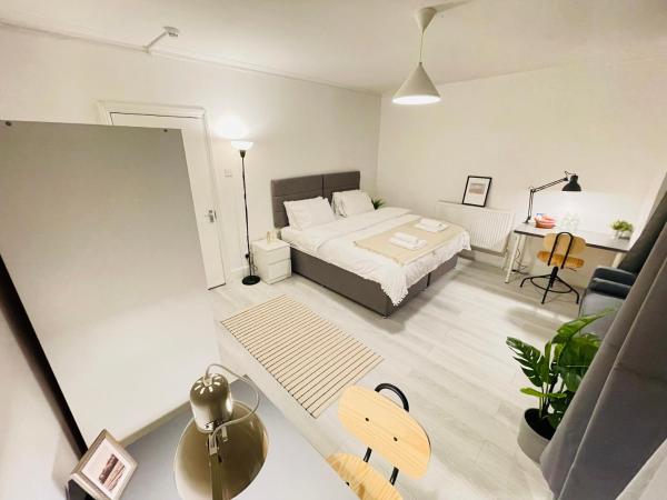 Leytonstone House - SleepyLodge : photo 3 de la chambre chambre triple basique avec salle de bains commune