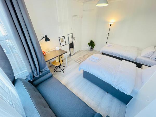 Leytonstone House - SleepyLodge : photo 5 de la chambre chambre triple avec salle de bains commune