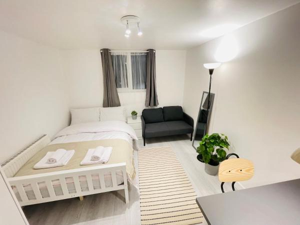 Leytonstone House - SleepyLodge : photo 1 de la chambre chambre double avec salle de bains commune