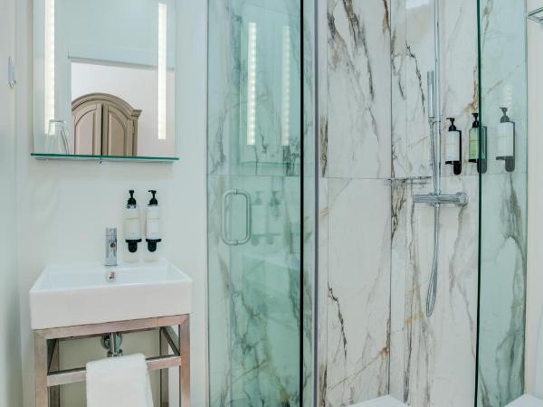 Solar dos Poetas : photo 6 de la chambre chambre double avec balcon - vue sur place et rivière