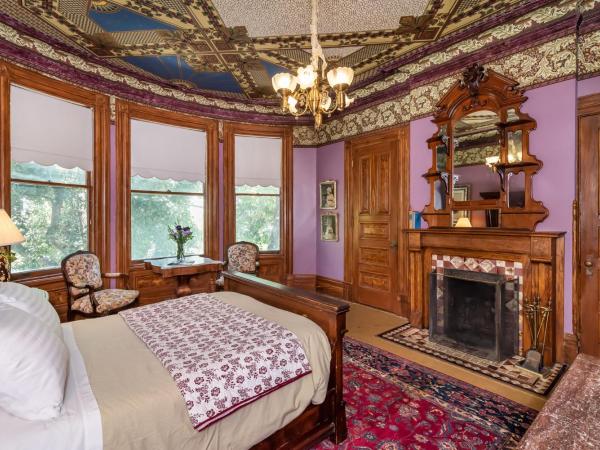 Chateau Tivoli Bed and Breakfast : photo 3 de la chambre chambre double avec salle de bains privative