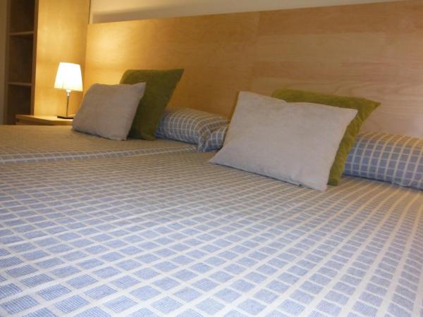 Hostal Eixample : photo 7 de la chambre chambre double ou lits jumeaux avec balcon intérieur et salle de bains privative