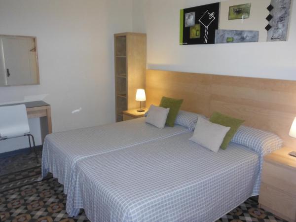 Hostal Eixample : photo 6 de la chambre chambre double ou lits jumeaux avec balcon intérieur et salle de bains privative