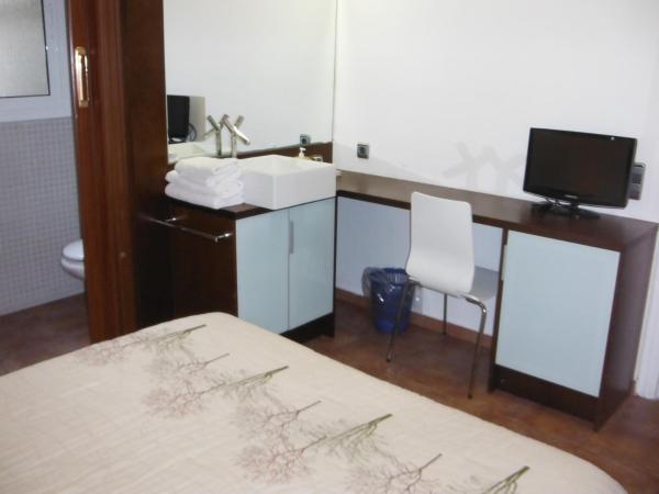 Hostal Eixample : photo 6 de la chambre chambre double intérieure avec salle de bains privative 