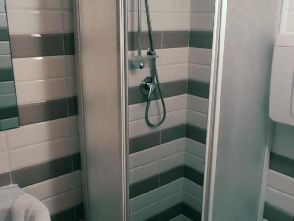 Hotel Orlov Rimini : photo 9 de la chambre chambre familiale avec accès à la plage