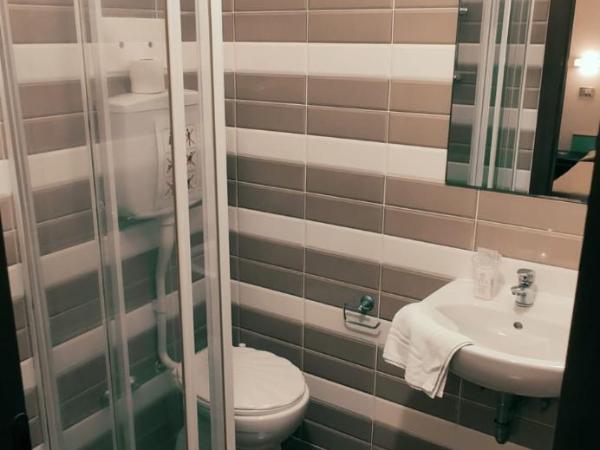 Hotel Orlov Rimini : photo 10 de la chambre quadruple room with balcony and beach access