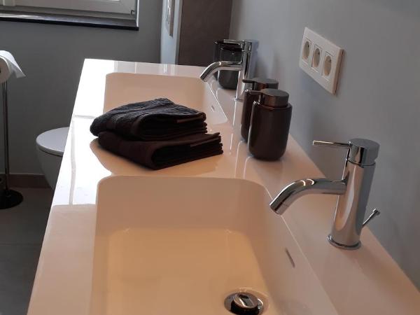 B&B Valant : photo 5 de la chambre chambre double avec salle de bains privative