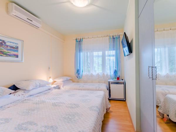 Guesthouse Rooms Split : photo 5 de la chambre chambre triple avec salle de bains privative